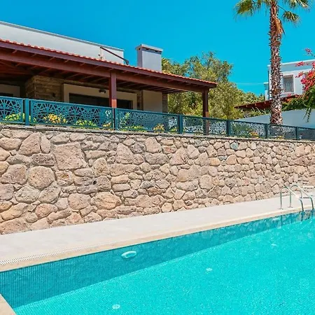 Superb 3br W Pool Gumusluk 别墅 *