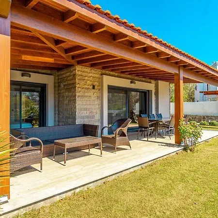 Superb 3br W Pool Gumusluk 别墅